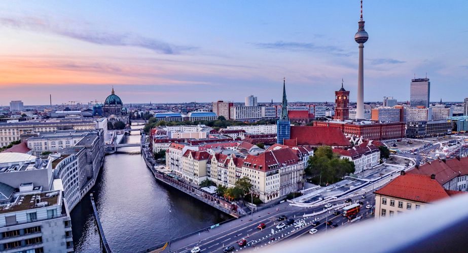 Alexanderplatz Fernsehturm in Berlijn Alexanderplatz Fernsehturm in Berlijn